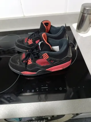 Zapatillas Jordan Negras y Rojas