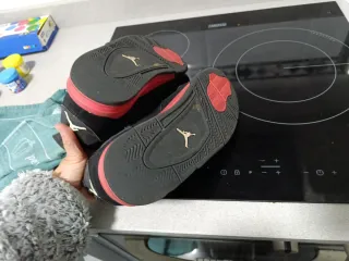 Zapatillas Jordan Negras y Rojas