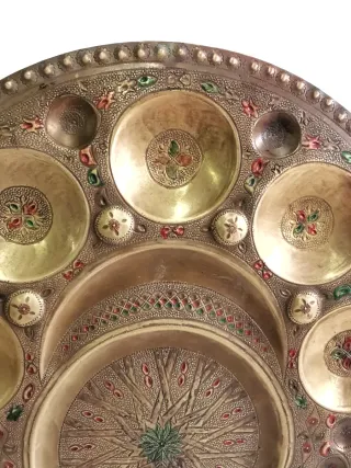 Preciosa bandeja de servicio de latón repujado