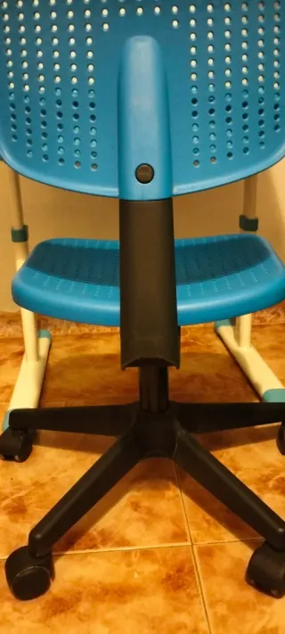 Escritorio infantil azul y blanco
