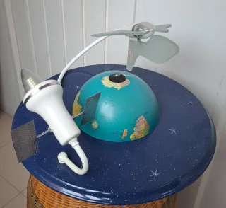 Lámpara infantil espacial con globo terráqueo