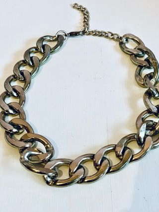 Dos collares de cadena gruesa dorado y plateado