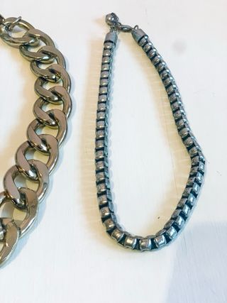Dos collares de cadena gruesa dorado y plateado