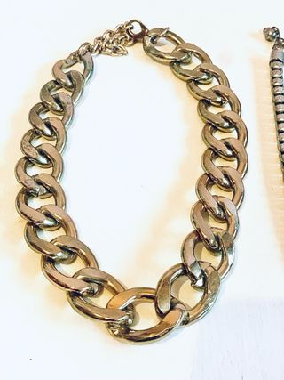 Dos collares de cadena gruesa dorado y plateado