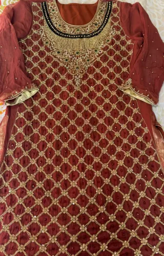 Traje bordado de 3 piezas color granate