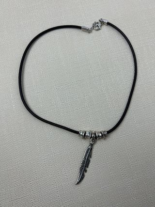 Collar cuero y plata pluma