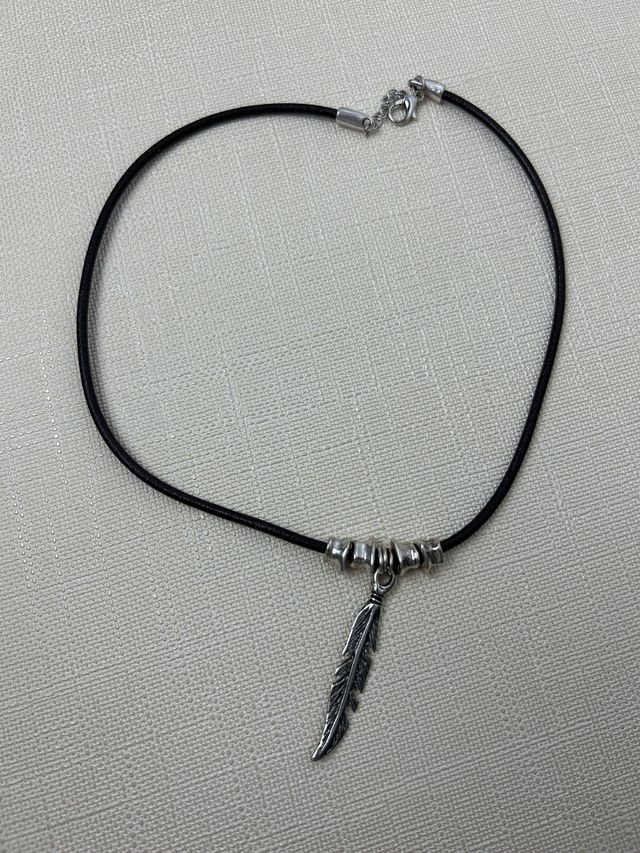 Collar cuero y plata pluma