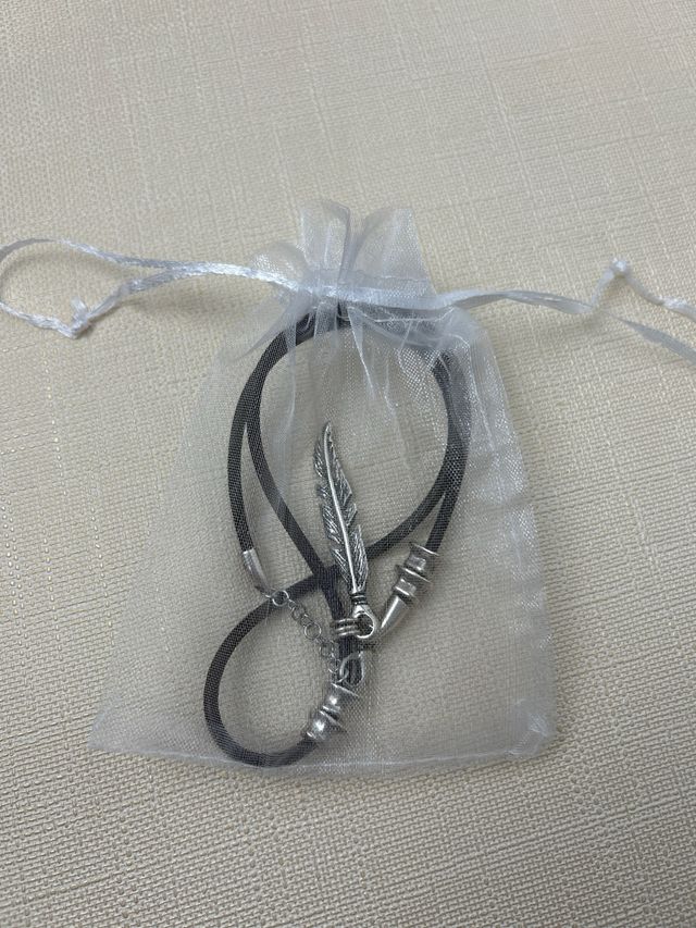 Collar cuero y plata pluma