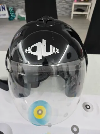 Casco de moto negro con visera