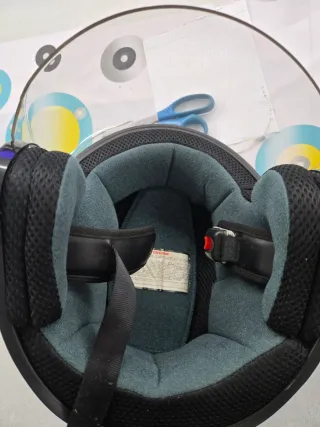 Casco de moto negro con visera