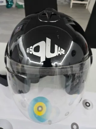 Casco de moto negro con visera