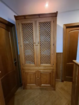 Vitrina de madera con rejilla