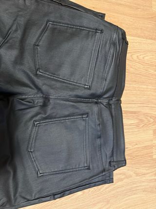 Pantalón efecto cuero Calzedonia Talla L