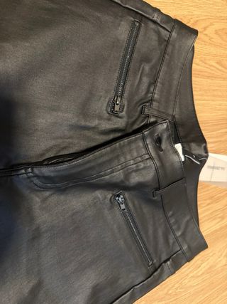 Pantalón efecto cuero Calzedonia Talla L