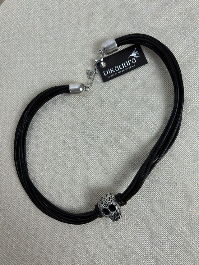 Gargantilla cuero calavera