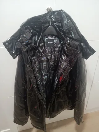 Chaqueta Desigual acolchada negra con capucha desm