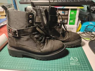 Botines negros con hebilla y cremallera