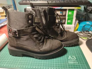 Botines negros con hebilla y cremallera