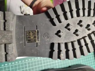 Botines negros con hebilla y cremallera