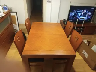 Mesa de comedor de madera