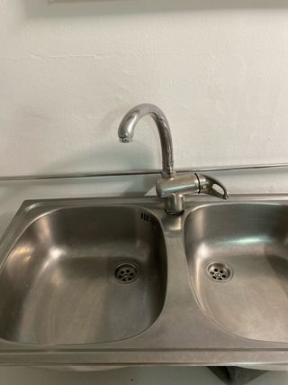 fregadero inox con grifo