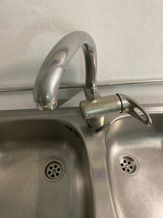 fregadero inox con grifo