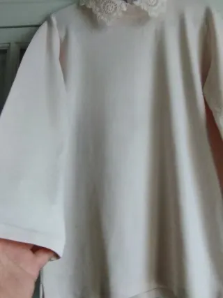 Blusa beige con cuello de encaje T. L