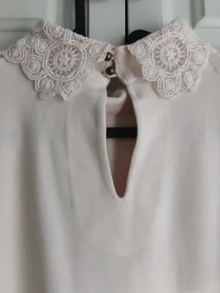 Blusa beige con cuello de encaje T. L