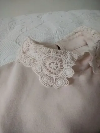 Blusa beige con cuello de encaje T. L