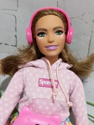 Barbie con auriculares y sudadera rosa