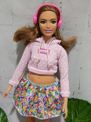 Barbie con auriculares y sudadera rosa