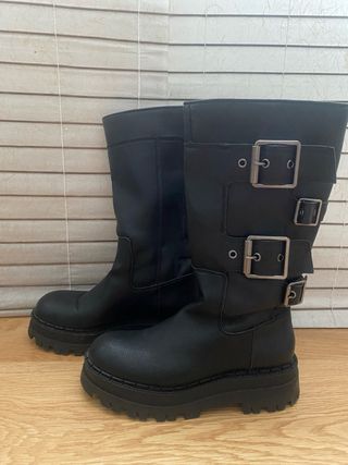 Botas altas ZARA negras con hebillas