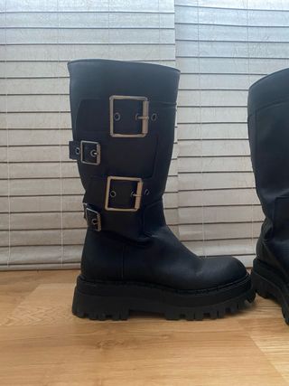 Botas altas ZARA negras con hebillas