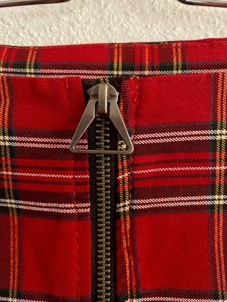 Falda de cuadros roja con cremallera