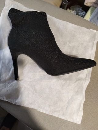 Botas pretas com salto alto