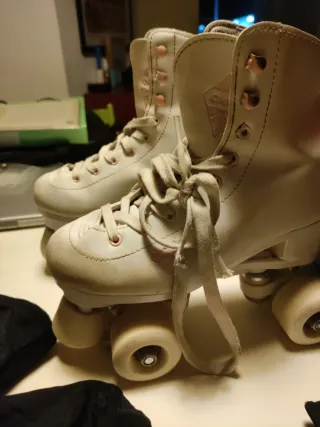 Patins rodes i genolleres de patinatge.