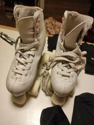Patins rodes i genolleres de patinatge.