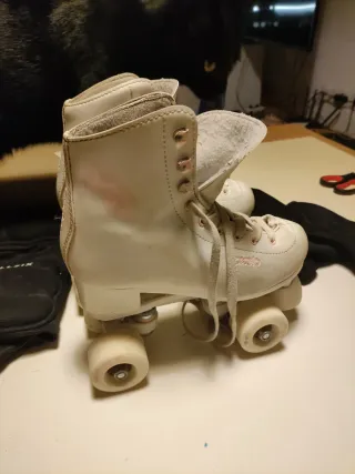 Patins rodes i genolleres de patinatge.