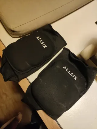 Patins rodes i genolleres de patinatge.