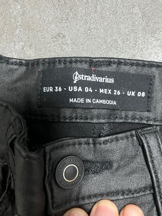 Pantalón efecto encerado negro