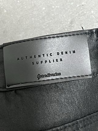 Pantalón efecto encerado negro