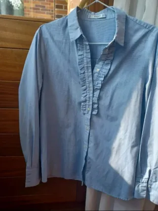 Camisa Mango azul celeste con volante. T.40-42