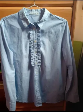 Camisa Mango azul celeste con volante. T.40-42