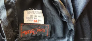 Falda negra con volante en la parte baja