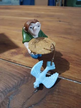 Figura Quasimodo con pájaro