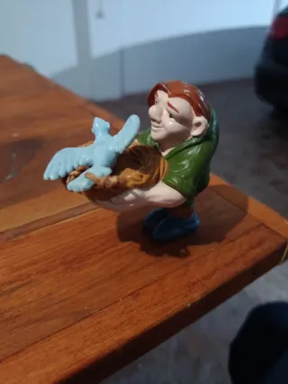 Figura Quasimodo con pájaro