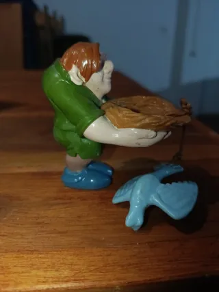 Figura Quasimodo con pájaro