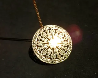 Amuleto Nudo de Bruja Dorado