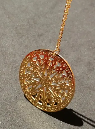 Amuleto Nudo de Bruja Dorado