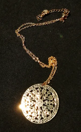 Amuleto Nudo de Bruja Dorado